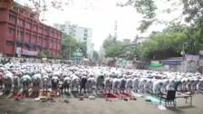 Musulmanes se unen en oración ante la ola de calor en Bangladés