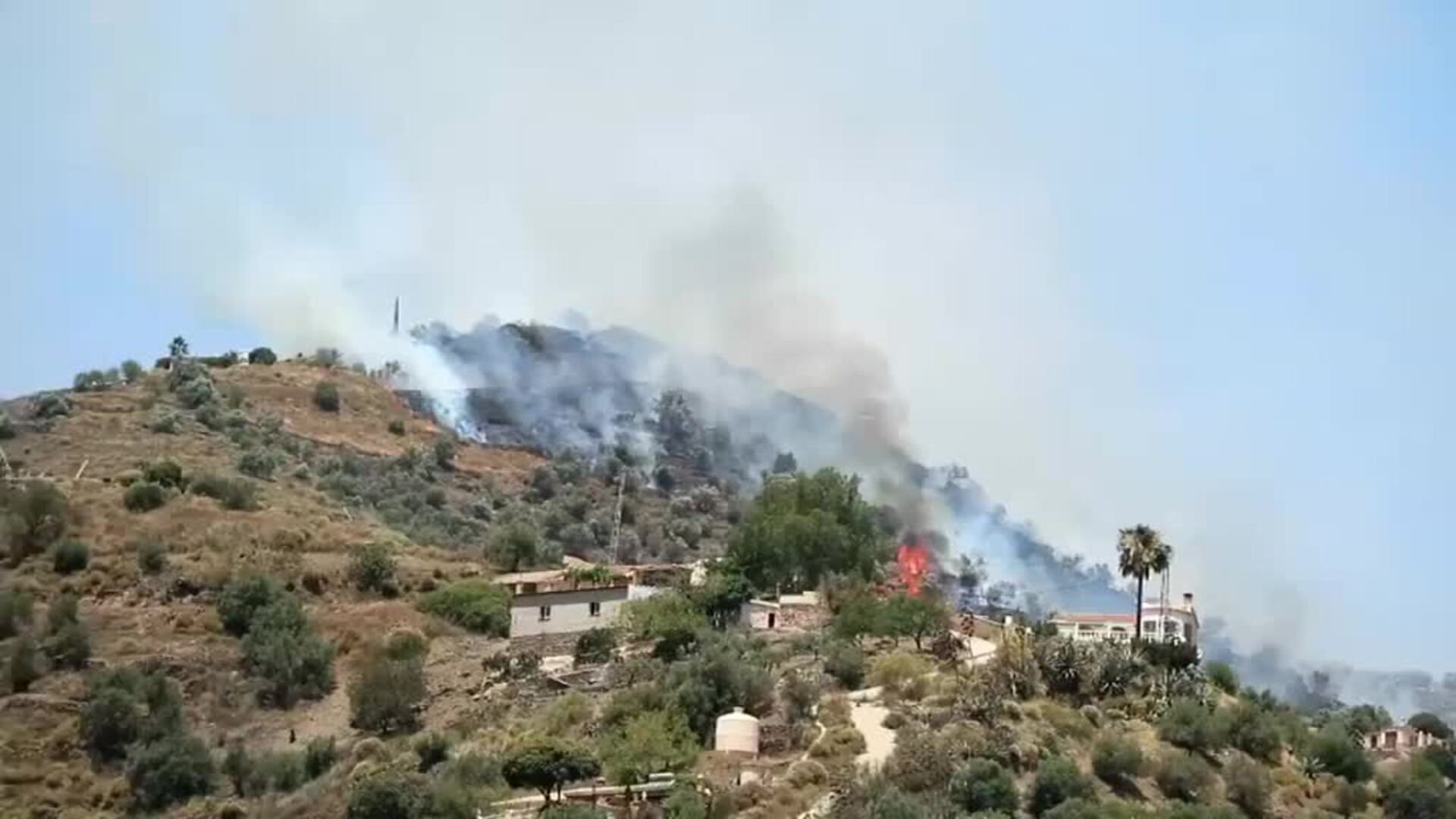 Logran extinguir el incendio que comenzó en un paraje de Torrox