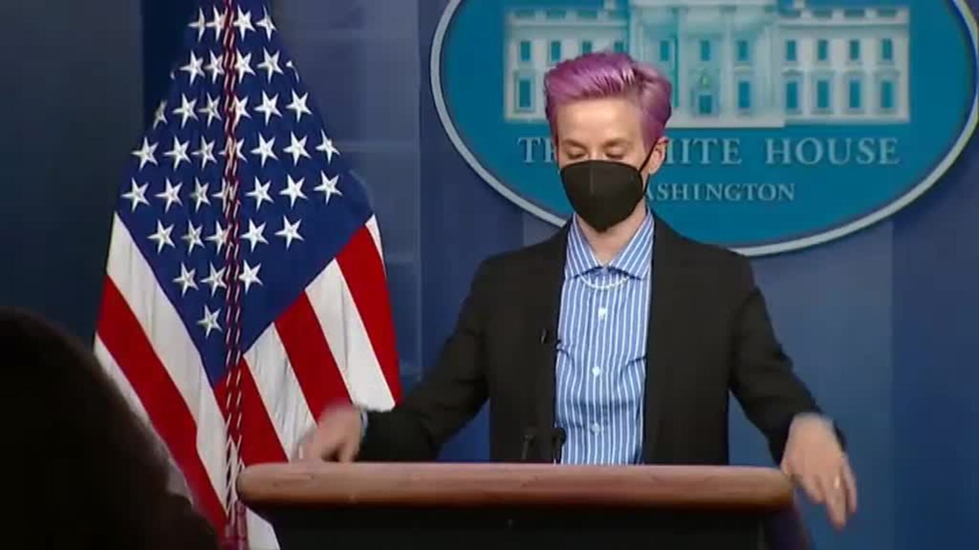 Biden firma un documento para reclamar la igualdad salarial con Megan Rapinoe