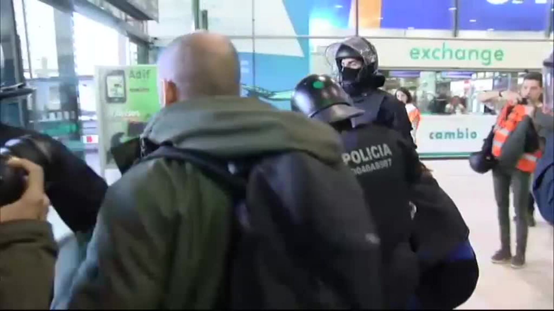 Los Mossos evitan que los CDR bloqueen la estación de Sants