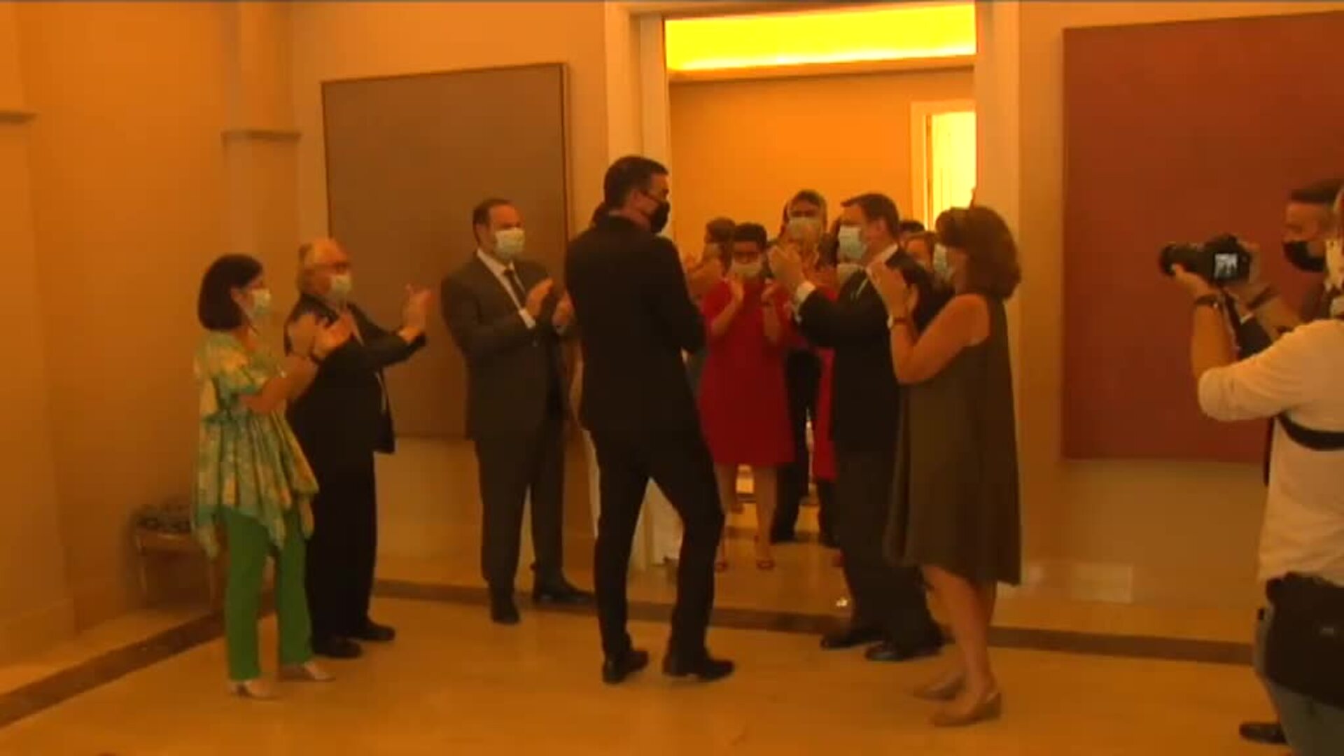 Aplausos a Pedro Sánchez a su llegada al Consejo de Ministros en Moncloa