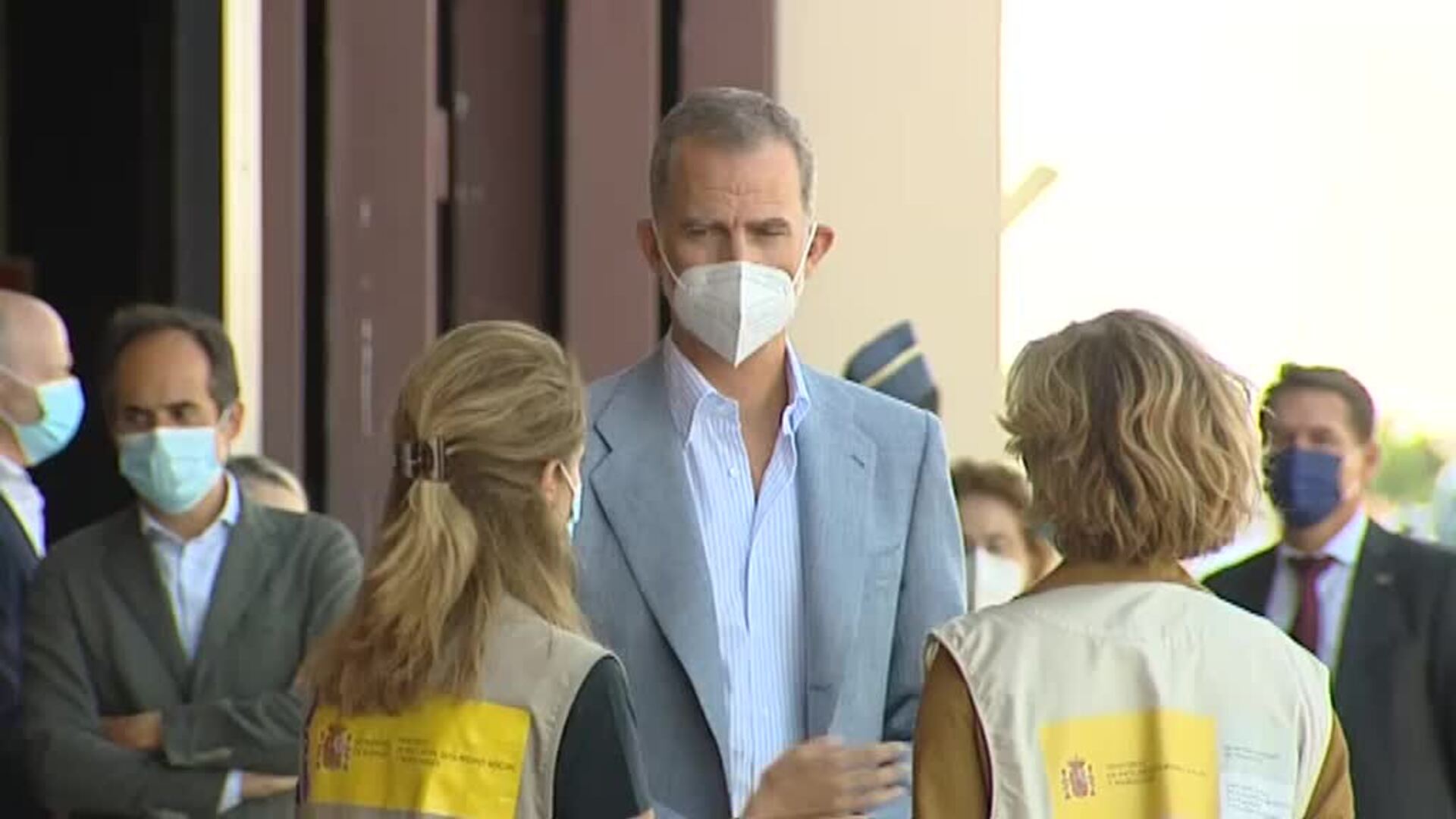 El rey visita junto a Sánchez el campamento de refugiados afganos en Torrejón