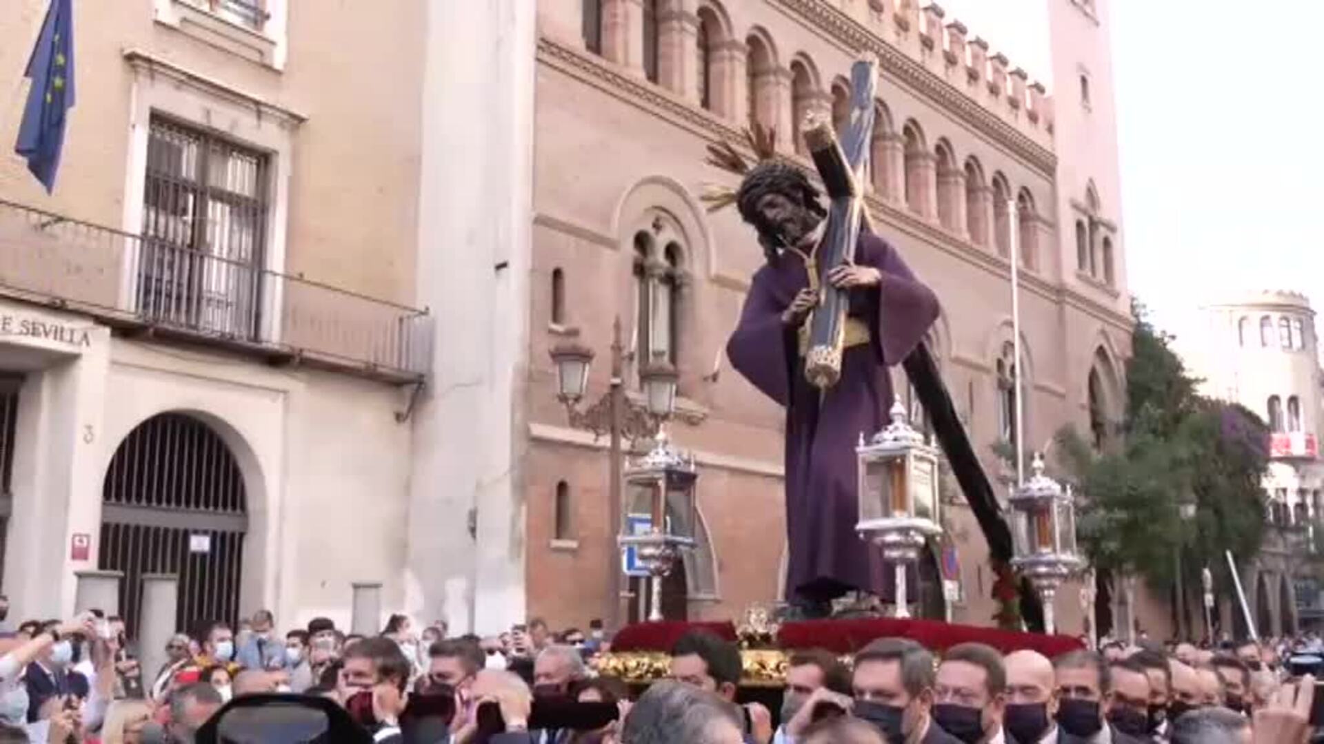 Sevilla recupera sus tradiciones prepandemia y se rinde ante el Gran Poder