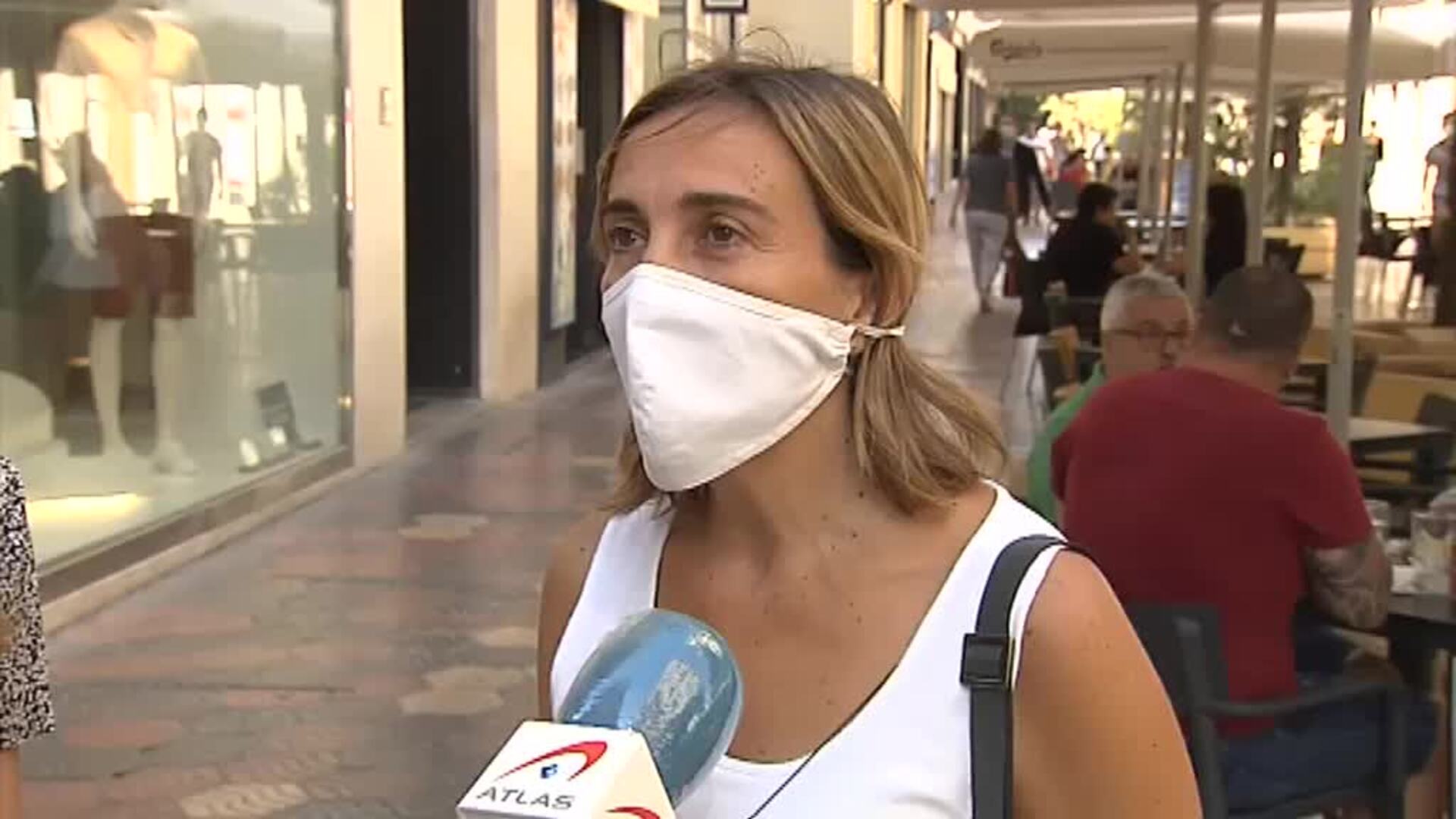 Las mascarillas quirúrgicas en una bolsa de plástico y al contenedor gris