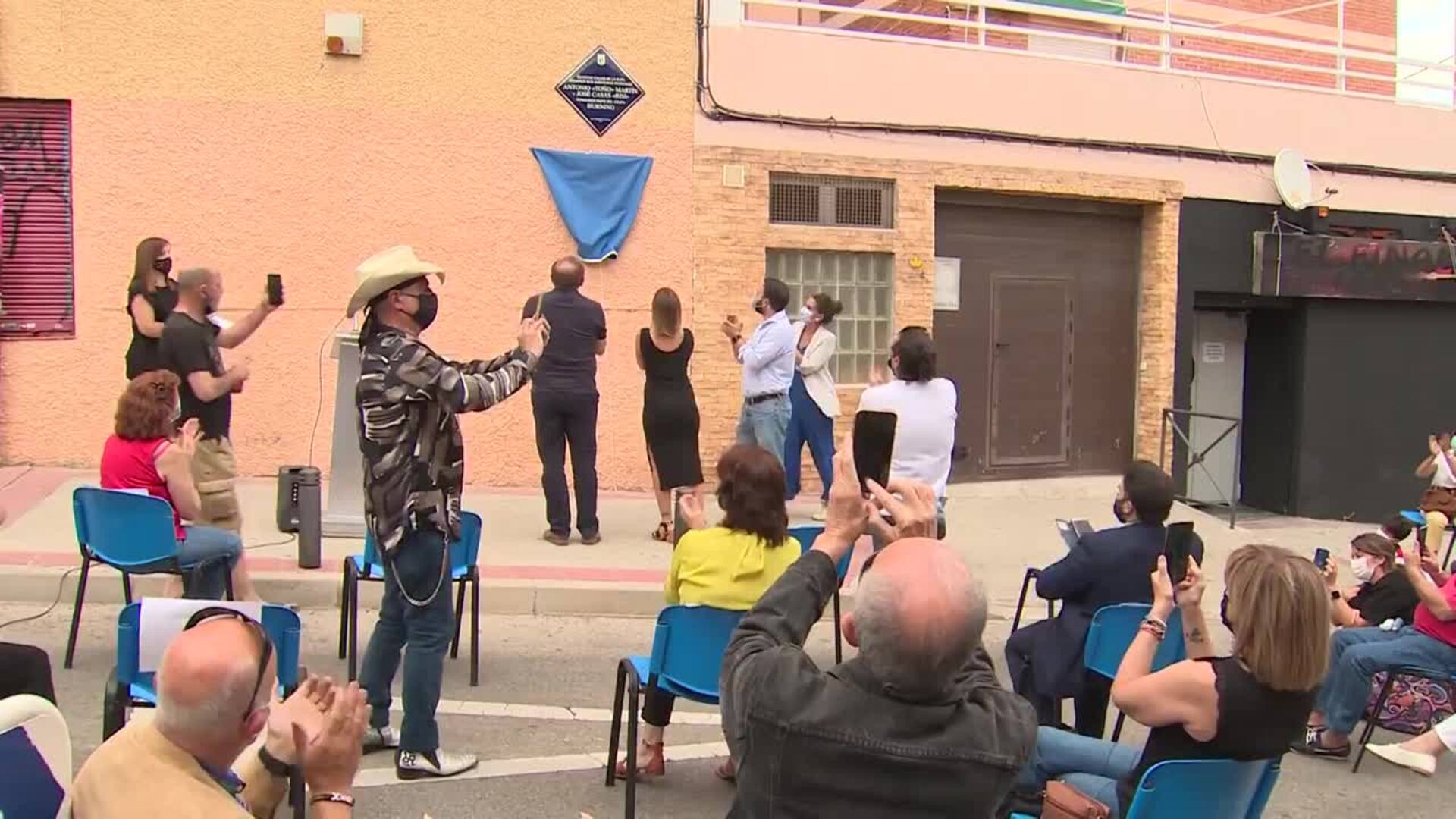 Madrid coloca una placa en La Elipa para homenajear al grupo de rock &#039;Burning&#039;