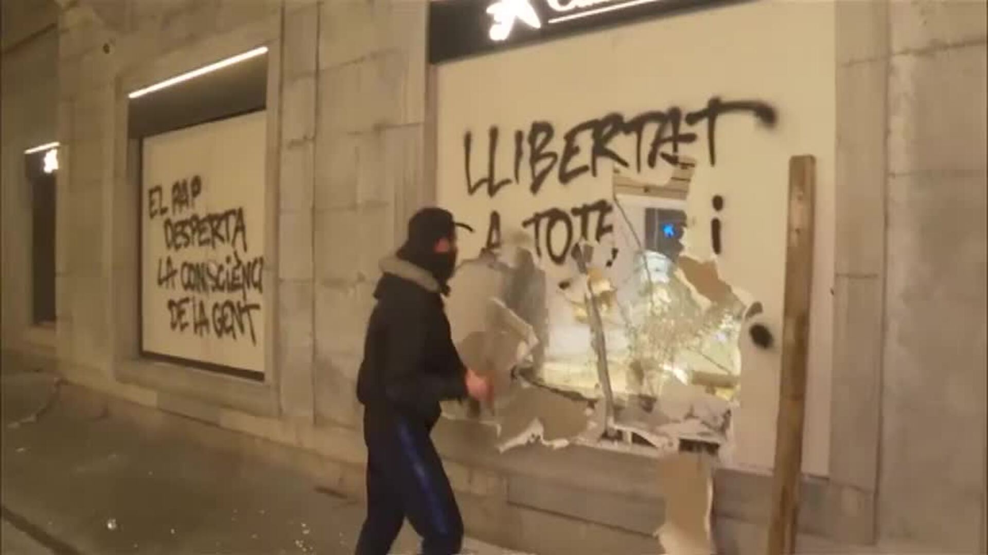 Los más violentos destrozan tres sucursales bancarias en Girona en una nueva noche de protestas