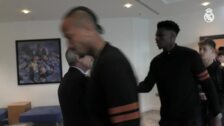 Saludo de Florentino Pérez a los jugadores del Real Madrid a la salida del Hotel