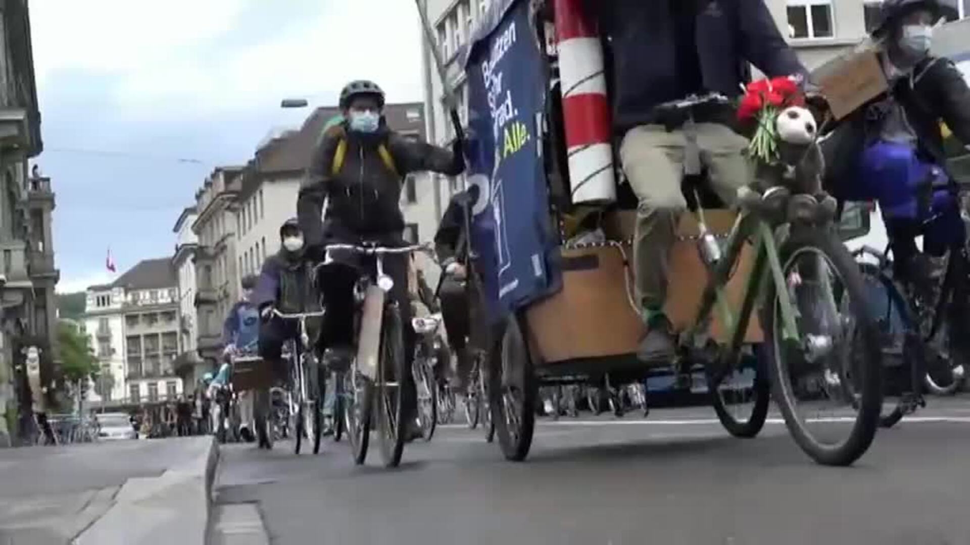 Cientos de ciclistas marchan en Zurich contra el cambio climático