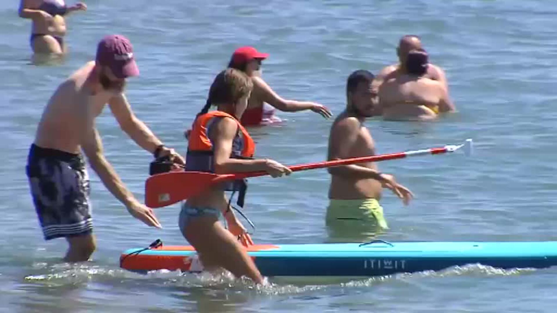 Las altas temperaturas y el inicio de las vacaciones llenan las playas de Málaga