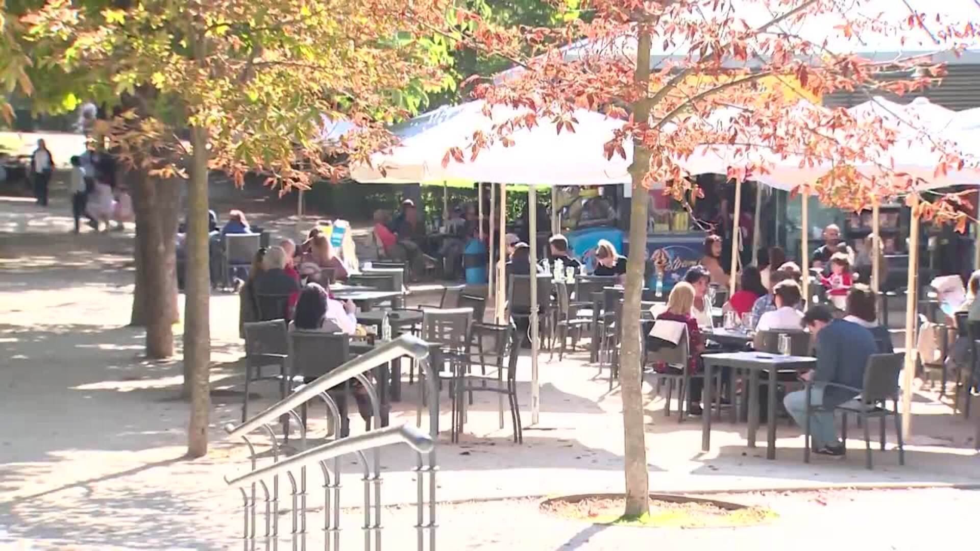 El parque del Retiro se llena de visitantes con ocasión del día del Pilar