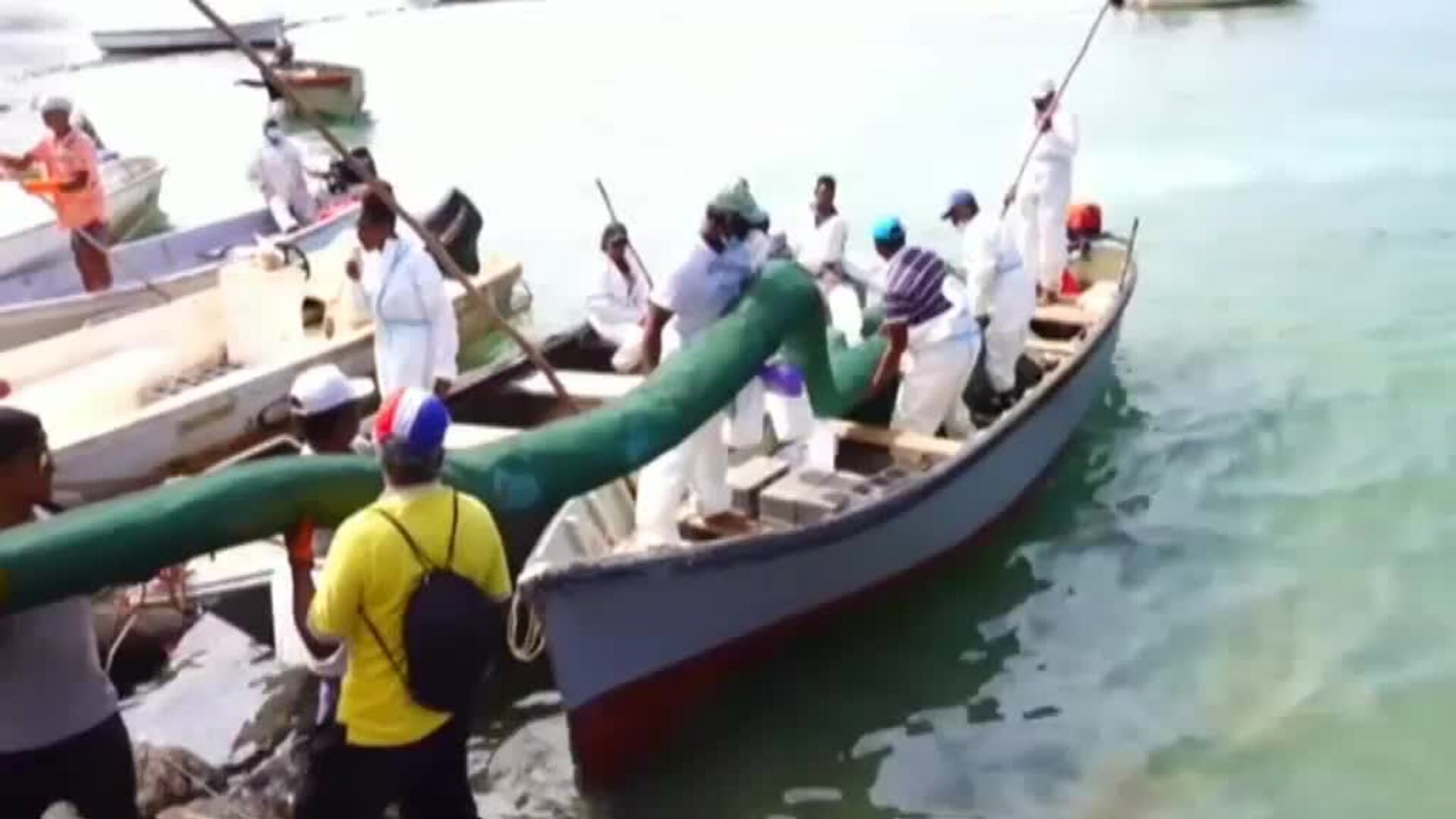 Intentan contener el vertido de Isla Mauricio con barreras