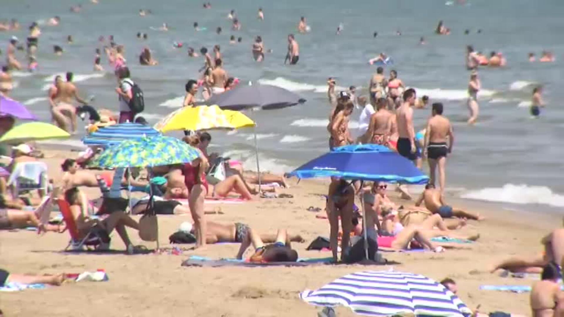 Ni las restricciones pueden con las ganas de playa