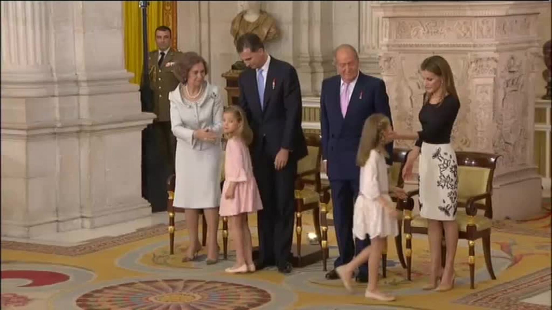 Felipe VI acepta la marcha de su padre