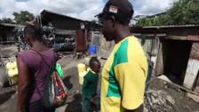Colas para conseguir agua en la barriada de Mathare en Nairobi