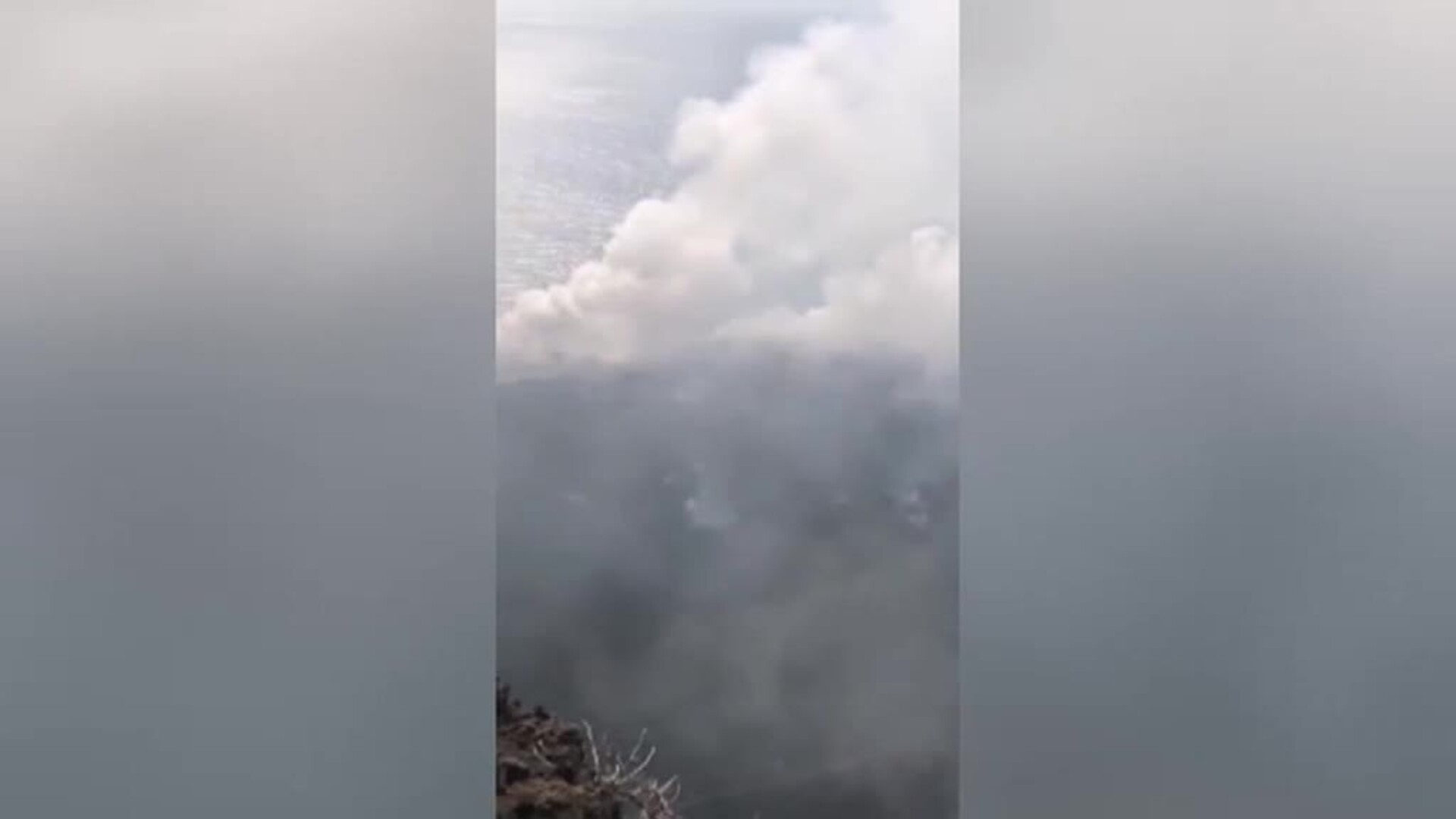La lava crea un enorme delta de 500 metros de ancho y decolora el mar