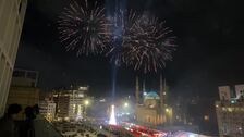Fuegos pirotécnicos animan la iluminación oficial del árbol de Navidad de Beirut