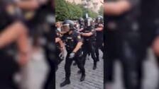 La Policía carga para evitar un escrache a Olona en Granada