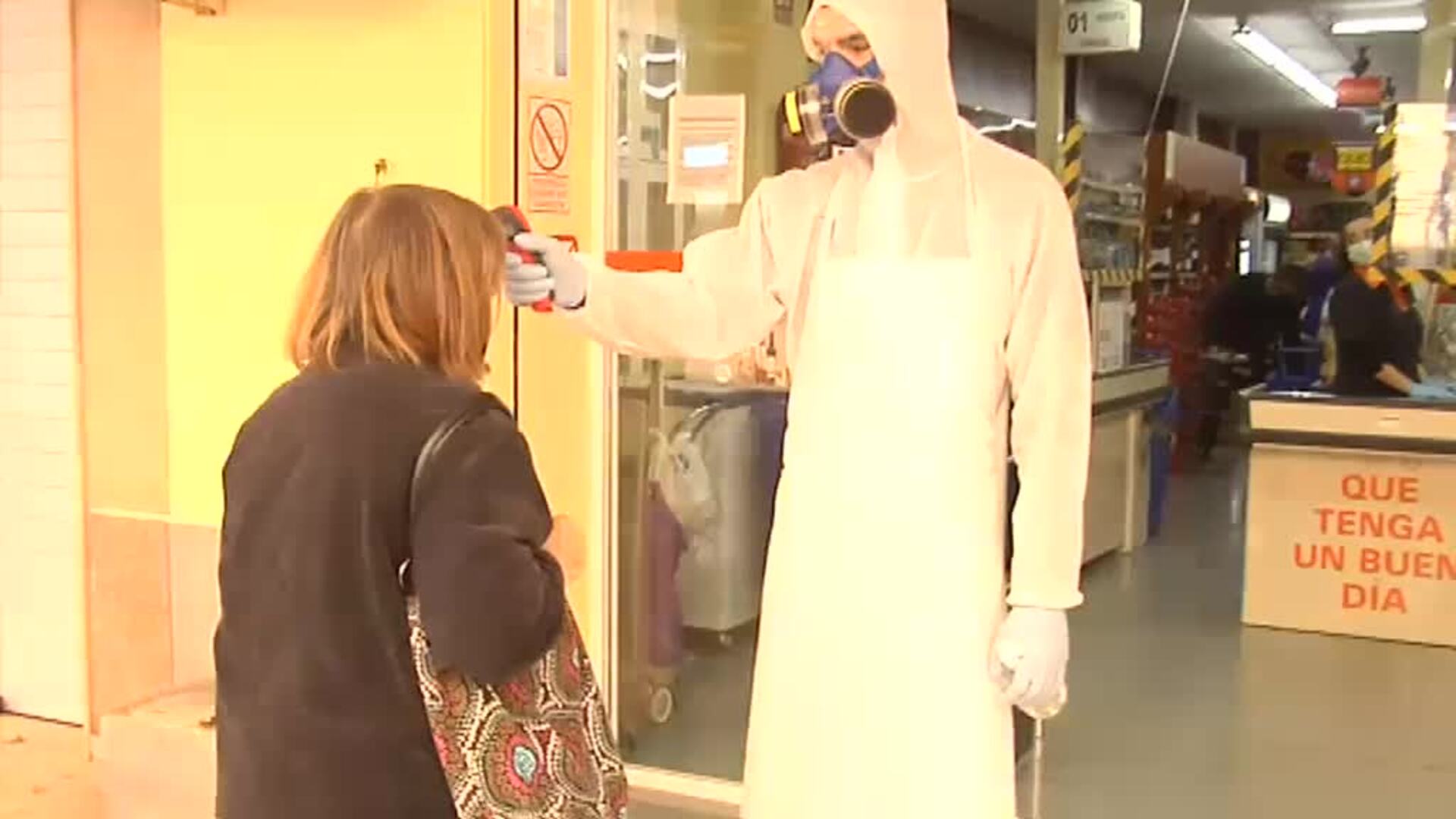 Un supermercado de Torrevieja toma la temperatura a sus clientes en la entrada