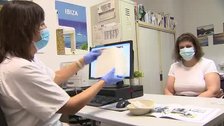 Primeras vacunas contra la gripe en centros de salud madrileños