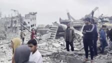 Palestinos buscan cuerpos bajo los escombros tras un ataque israelí en el campo de refugiados de Al Maghazi