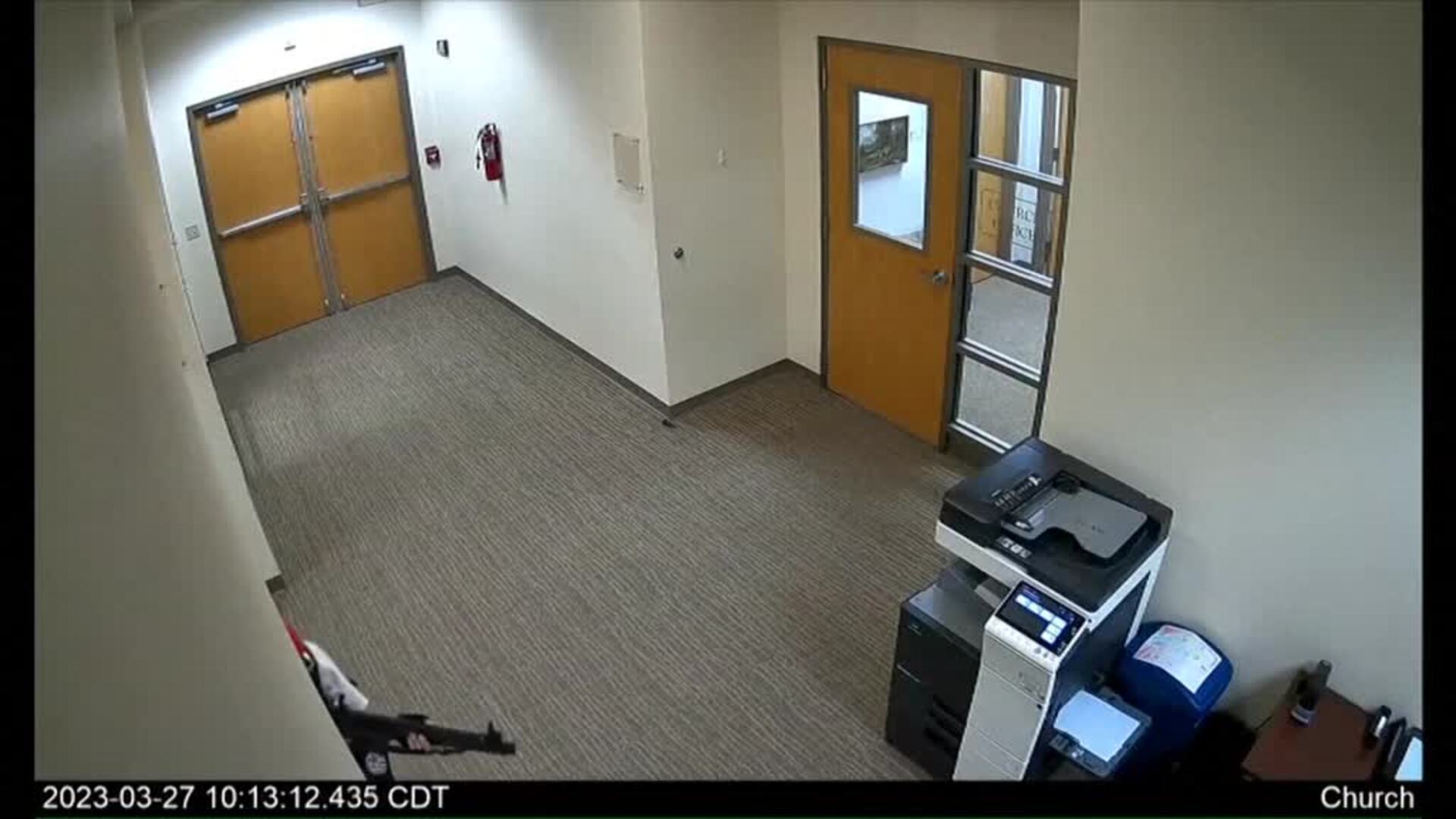 Una joven mata a 3 niños y 3 adultos en una escuela de Estados Unidos