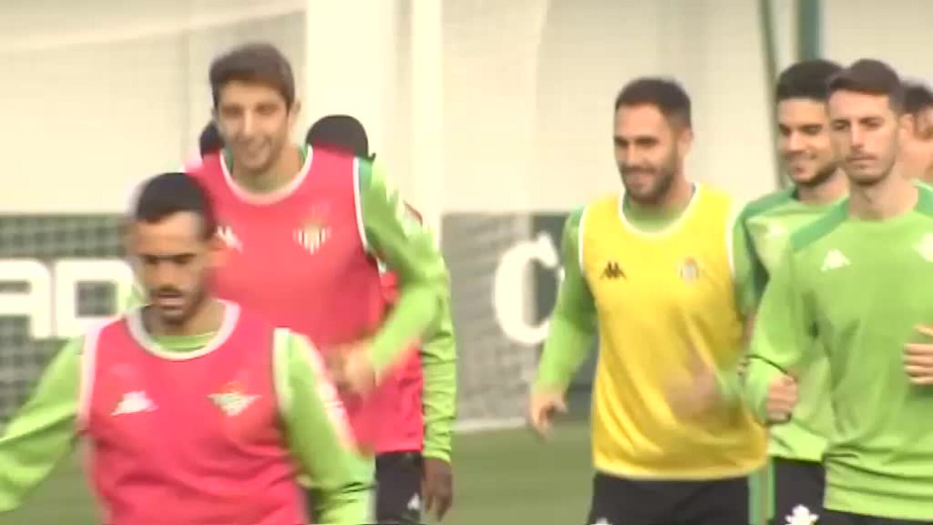 Marchena y Raúl se ejercitan junto al primer equipo ante las numerosas bajas en el Betis