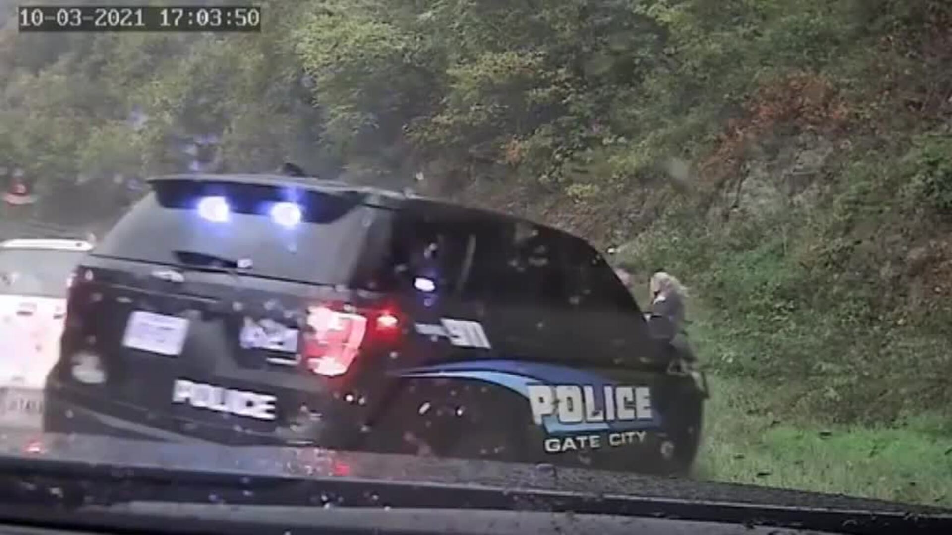 Un policía salva a su compañera