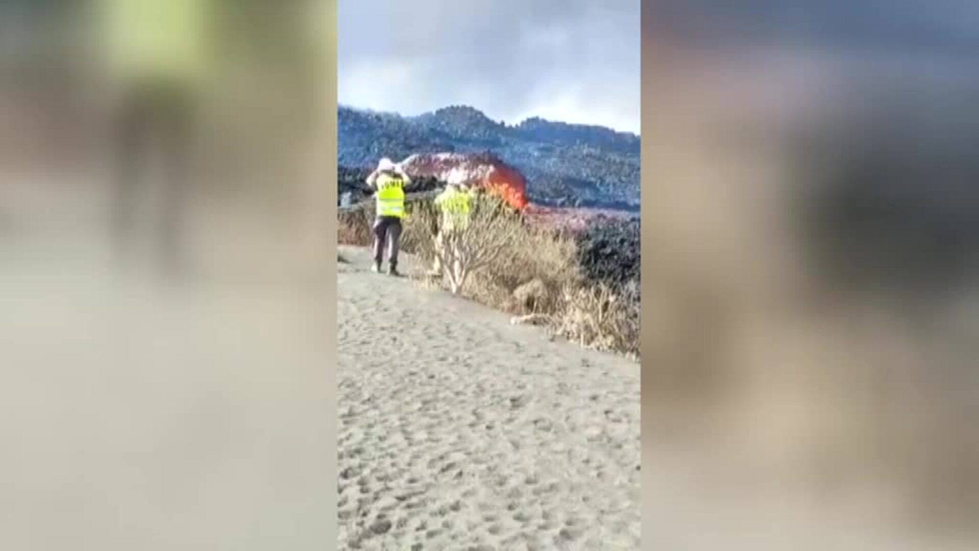 Así son las enormes rocas que arrastra la lava en La Palma