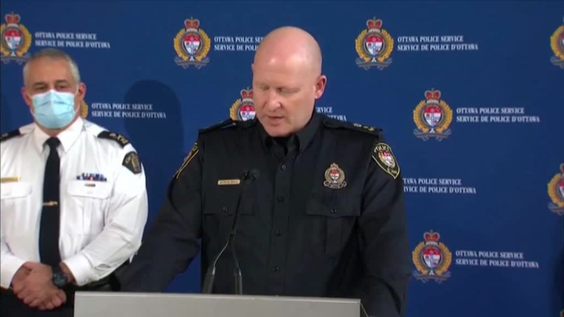 La Policía canadiense detiene a 70 personas tras comenzar a retirar los camiones que bloquean Ottawa desde hace semanas