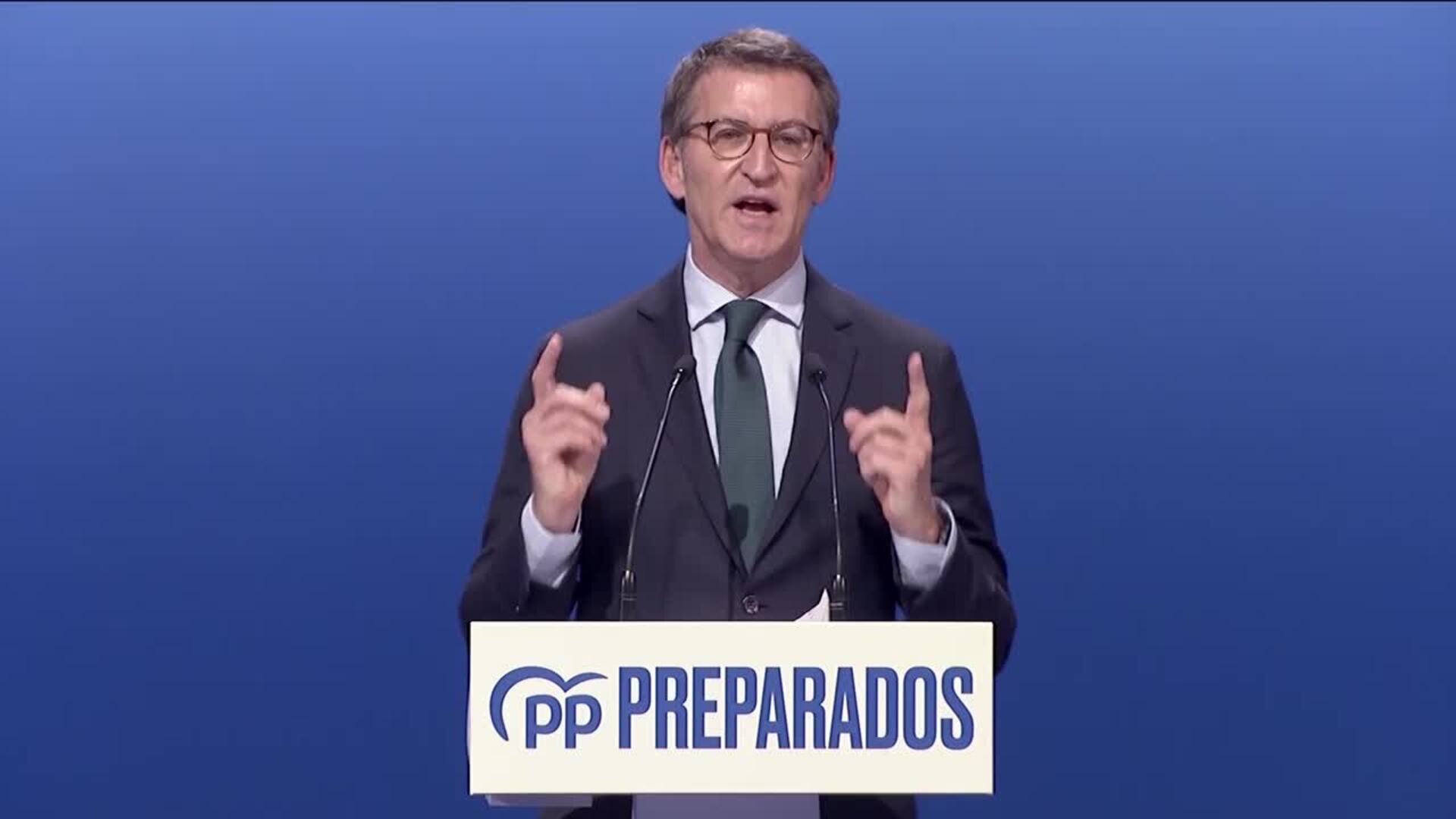 Feijóo pide &quot;dejar de repartir carnets&quot; y &quot;de ser más españoles que nadie&quot;