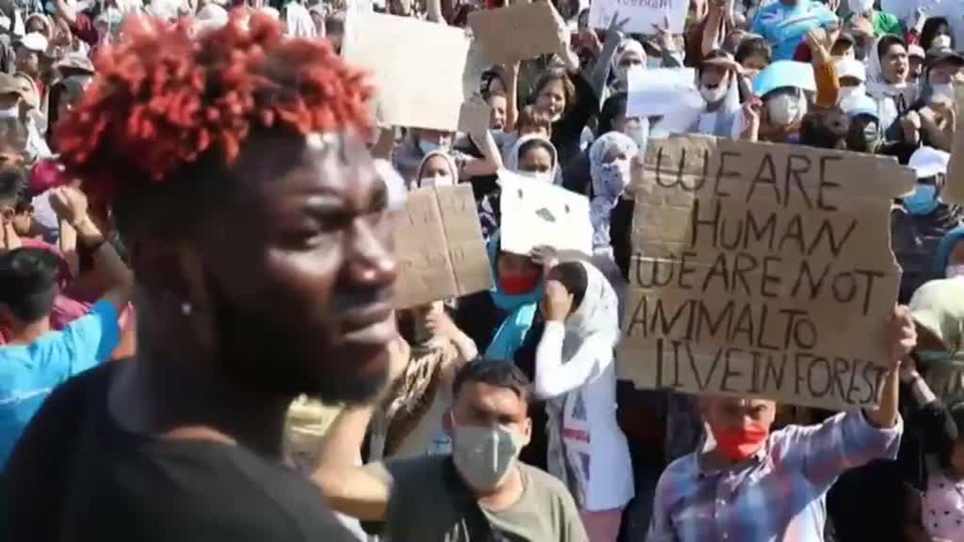 Cientos de migrantes protestan en Lesbos por la situación de abandono que sufren