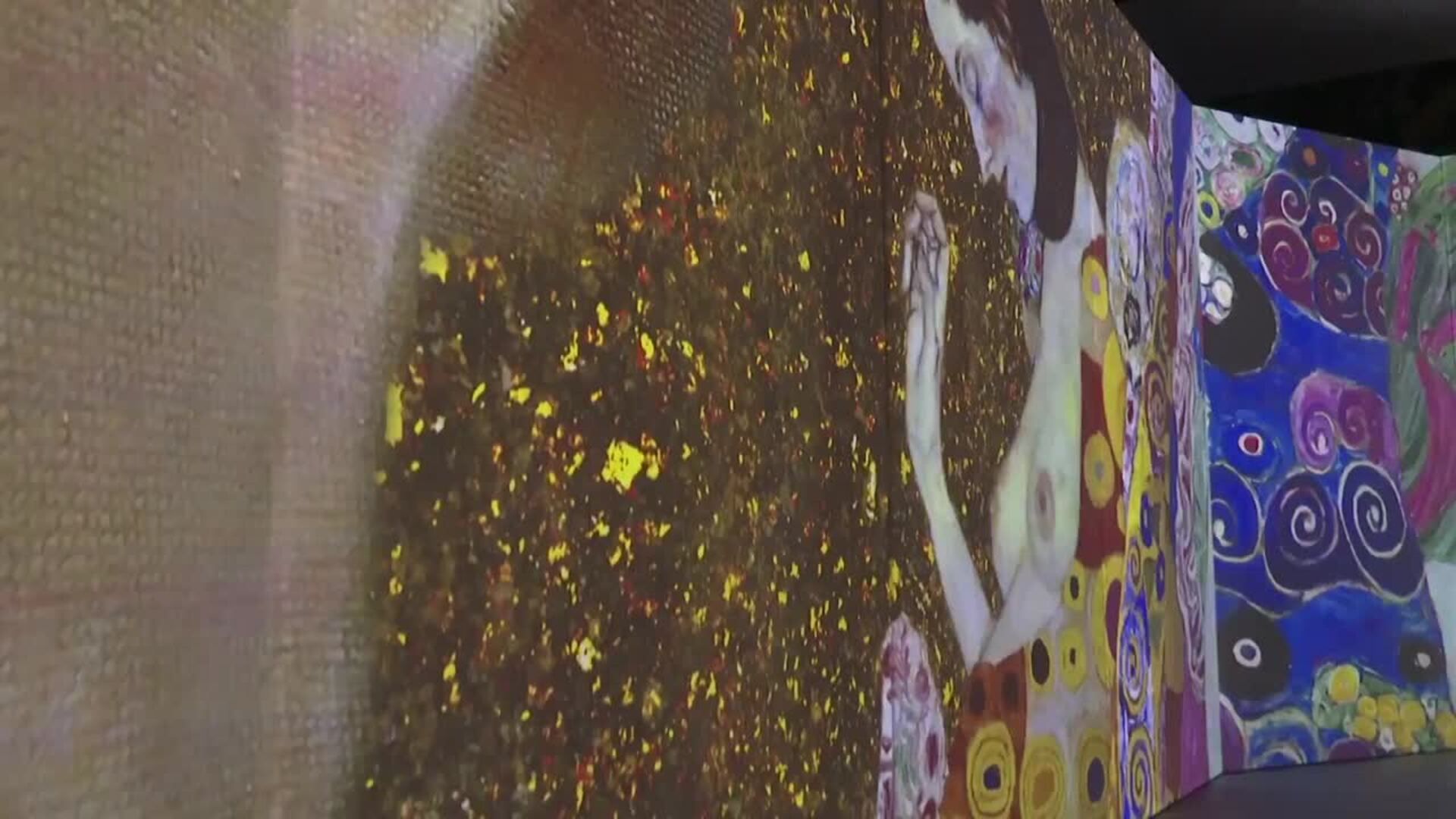 La obra de Klimt deslumbra en Valencia con una exposición inmersiva
