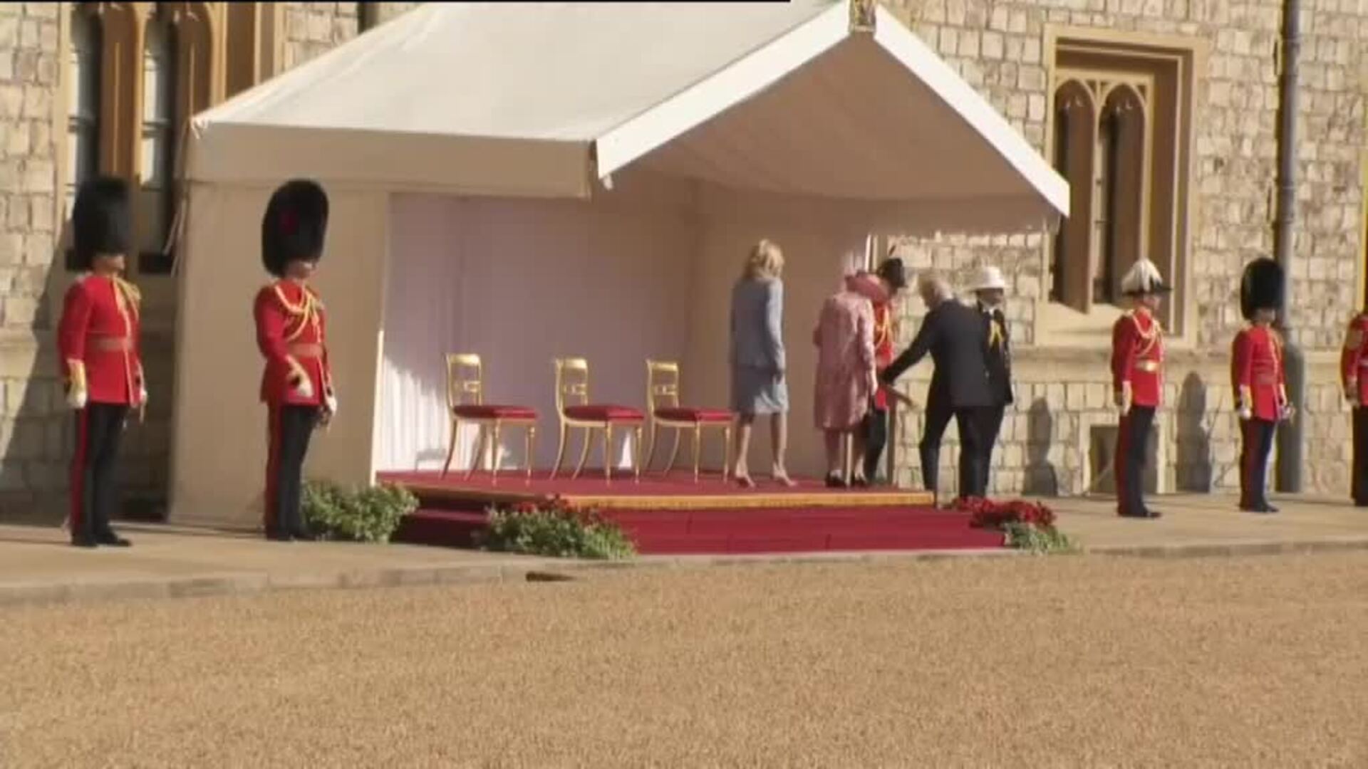 Biden y su mujer se reúnen con la reina Isabel II en Windsor para tomar el té