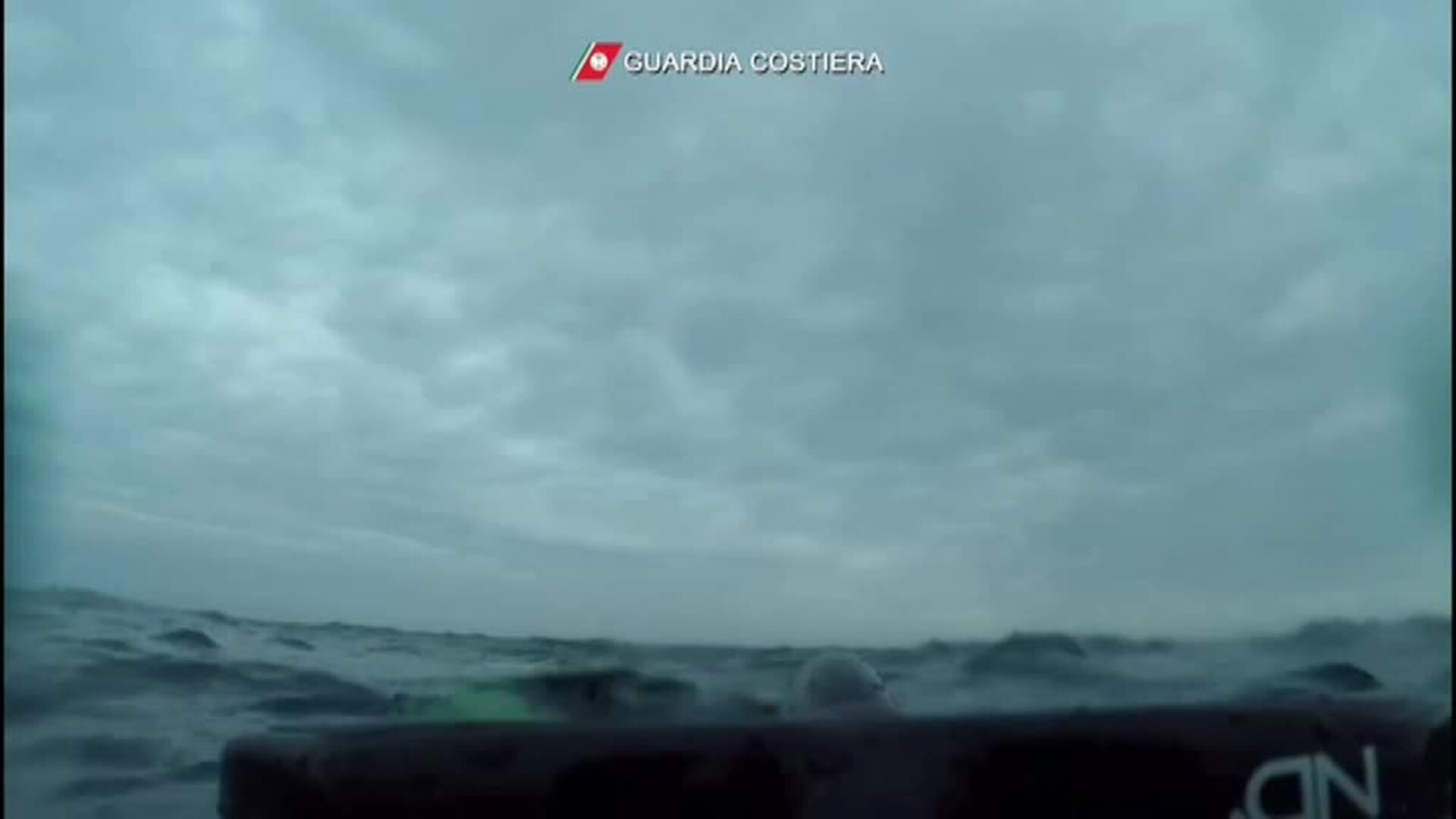 Estremecedoras imágenes del rescate de los migrantes naufragados en aguas de Lampedusa este sábado