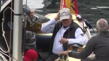 Don Juan Carlos sale a navegar en su primera mañana en Sangenjo