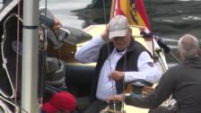 Don Juan Carlos sale a navegar en su primera mañana en Sangenjo