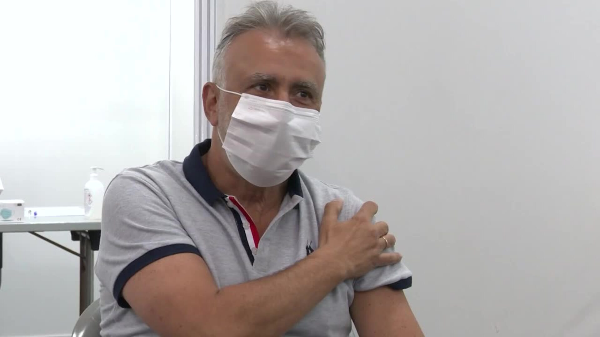 El presidente de Canarias Ángel Víctor Torres se vacuna