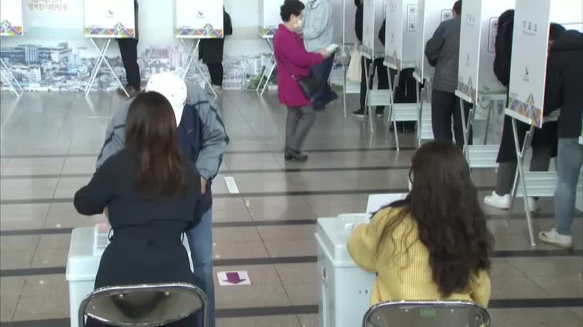 Corea del Sur inicia sus elecciones parlamentarias con cinco días de antelación y un fuerte protocolo anticoronavirus