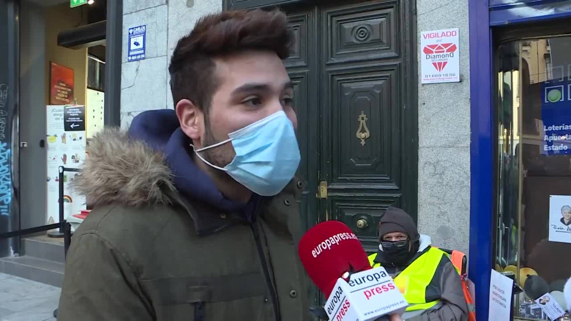 Largas colas en Doña Manolita para conseguir un décimo de El Niño