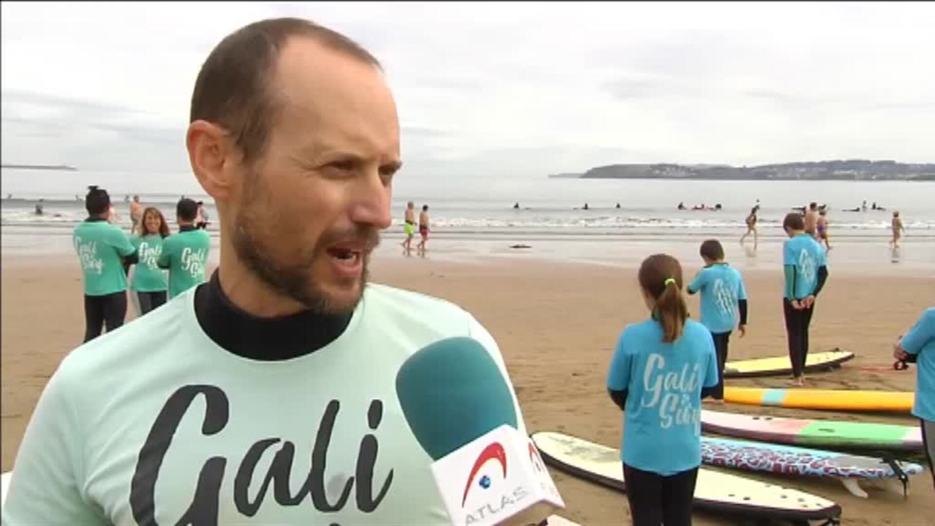 El yoga conquista las playas españolas