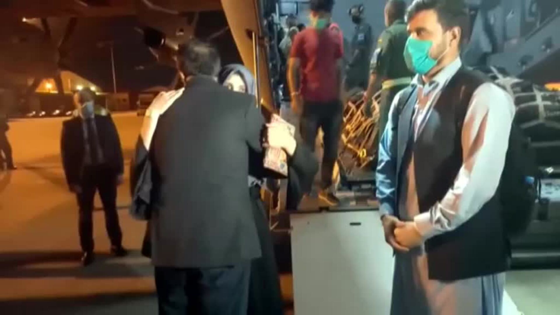 El emotivo reencuentro entre un padre afgano y su hija en Barajas