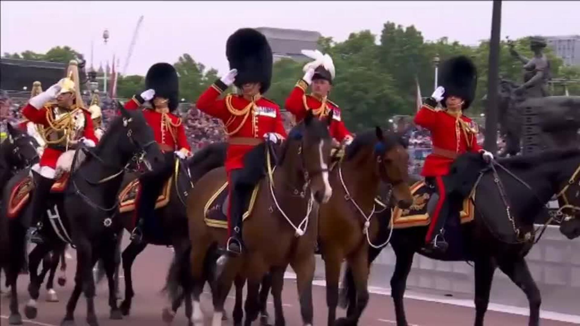 Una Isabel II rejuvenecida gracias a la tecnología encabeza el desfile del Jubileo de Platino