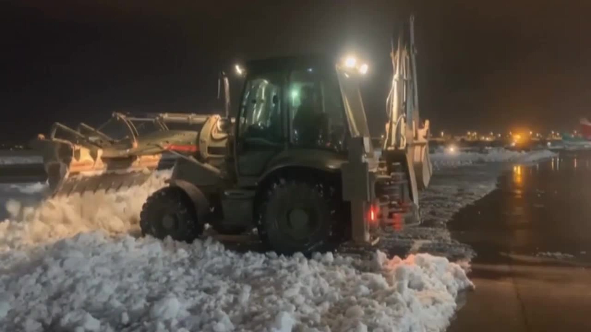 La UME trabajó la noche del domingo en Barajas para reabrirlo cuanto antes
