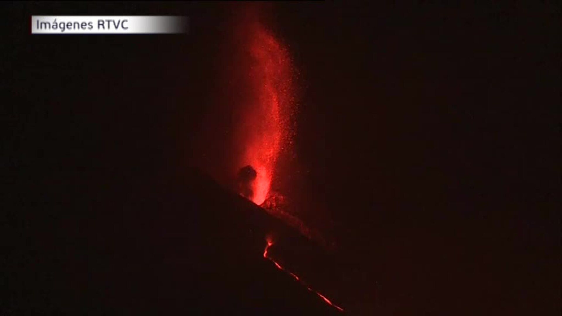 Evacuan 4 barrios de Tazacorte ante el avance de la lava hacia el mar