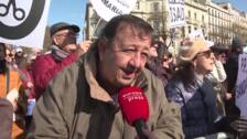 Taxistas, republicanos y Almodóvar: los otros manifestantes de la protesta sanitaria contra Ayuso
