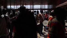 La banda "Nueva Orleans africana" desfila por las calles de Dakar