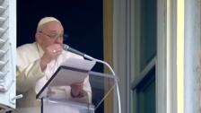 El Papa Francisco responde a la terapia contra la infección pulmonar y ya trabaja desde el hospital