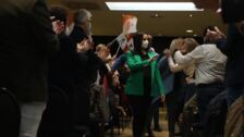 Casado arenga a sus parlamentarios en el Senado después de las polémicas declaraciones de Aznar