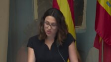 Mónica Oltra traspasa entre lágrimas sus cargos a Aitana Mas: «No soy tu sustituta porque eres insustituible»