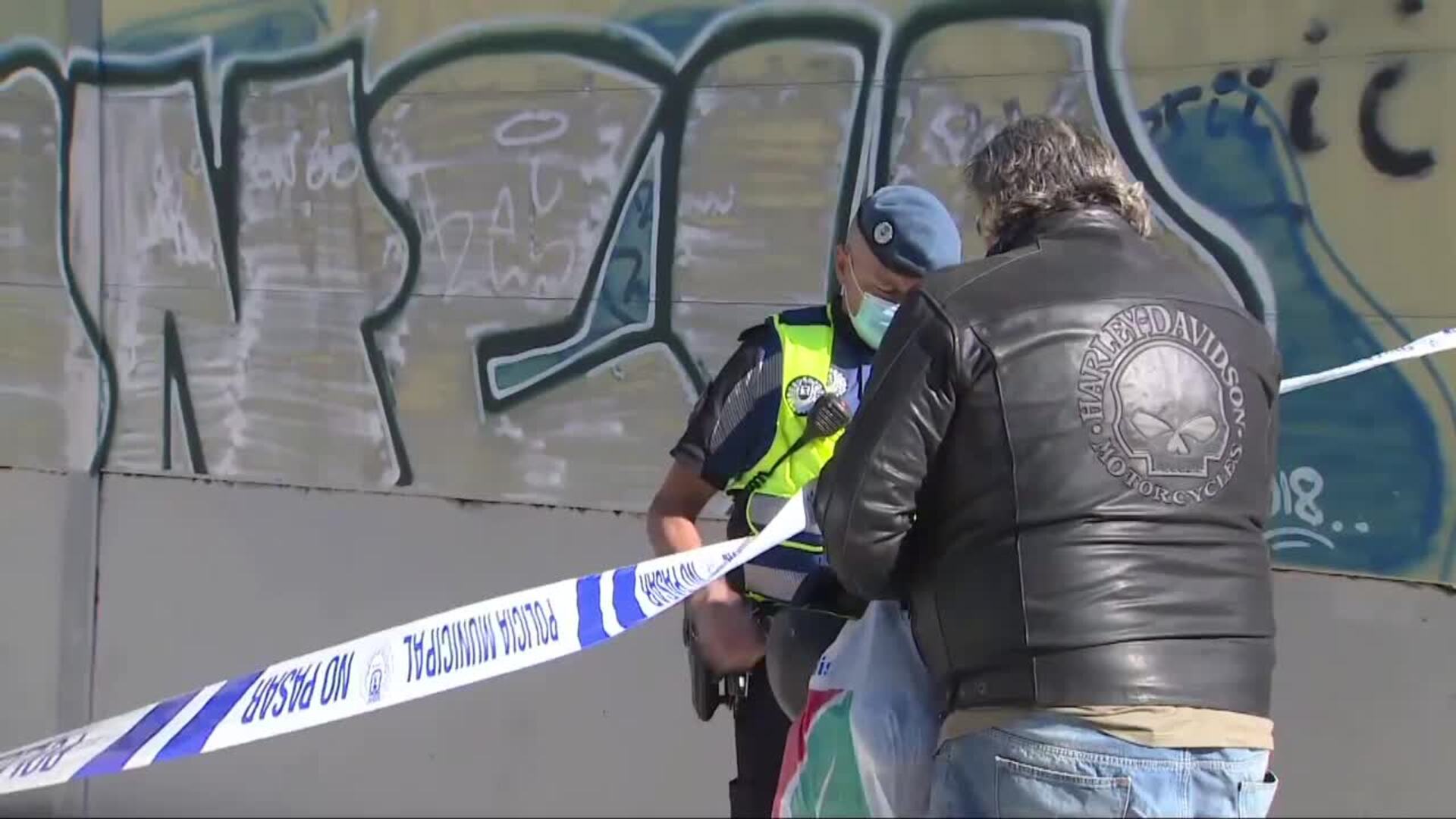 Extinguido un incendio, producido de madrugada, en un edificio de viviendas en Hortaleza